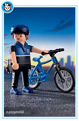 Polizist mit Fahrrad int.